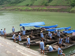Boat pullers on the Yangtzi in the wooden sampan boats